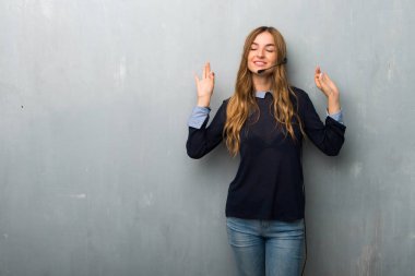 Telemarketer kadın zen poz