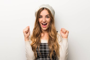 Zarif şekilde kazanan konum bir zaferini kutluyor şapka giyen kadın