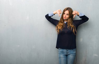 Başparmak aşağı her iki el ile gösterilen telemarketer kadın