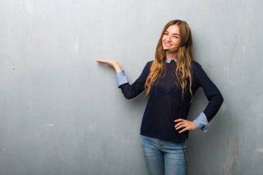 Boşaltmak hayali avuç içinde tutan telemarketer kadın bir reklam eklemek için