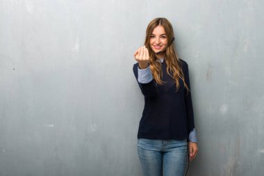 Telemarketer kadın el ile gelmek için davet. Mutlu sen geldin