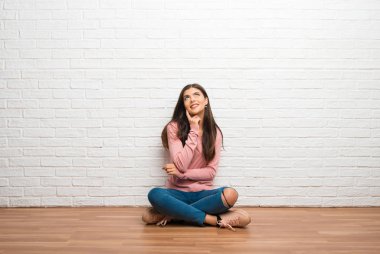 Bir fikir ararken süre düşünme bir odada katta oturan genç kız