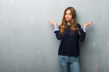 Yükseltme sırasında şüpheleri telemarketer kadın eller ve kollar