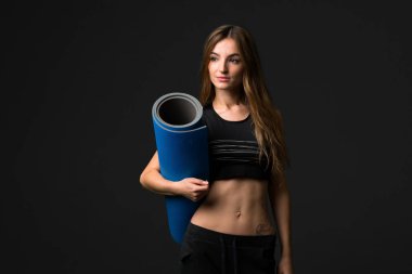 Mat koyu arka plan üzerinde kadınla spor