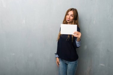 Boş bir beyaz afişini tutan telemarketer kadın