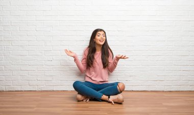 Omuz kaldırma sırasında önemli jest yapma bir odada katta oturan genç kız