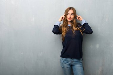 Şüpheleri ve düşünme telemarketer kadın