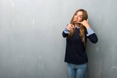 Telefon jest yapma ve açık işaret telemarketer kadın