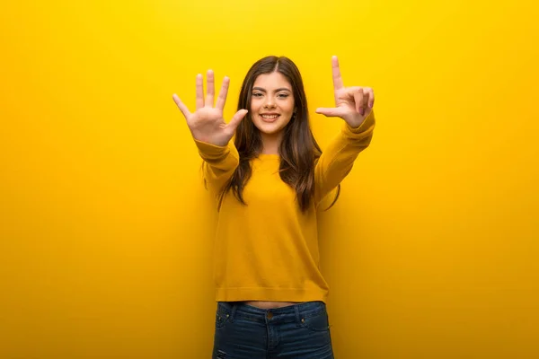 Adolescente Chica Vibrante Fondo Amarillo Contando Siete Con Los Dedos —  Fotos de Stock