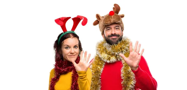 Casal Vestido Para Feriados Natal Contando Cinco Com Dedos Fundo — Fotografia de Stock