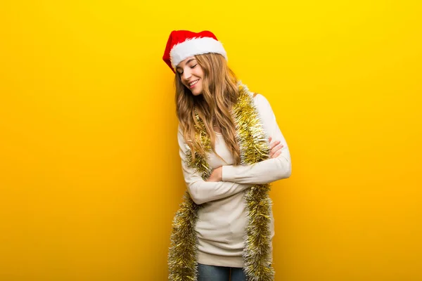 Dziewczyna Okazji Świąt Bożego Narodzenia Żółtym Tle Utrzymując Ramiona Skrzyżowanymi — Zdjęcie stockowe