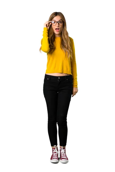 Una Toma Cuerpo Entero Una Joven Con Suéter Amarillo Con —  Fotos de Stock