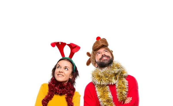 Coppia Vestita Vacanze Natale Guardando Alto Sorridendo Sfondo Isolato — Foto Stock