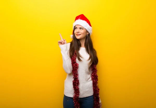 Adolescente Menina Celebrando Feriados Natal Apontando Com Dedo Indicador Uma — Fotografia de Stock