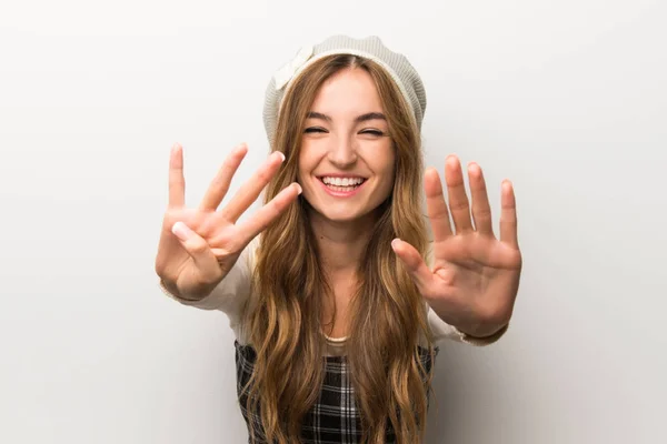 Modische Frau Mit Hut Der Mit Fingern Neun Zählt — Stockfoto