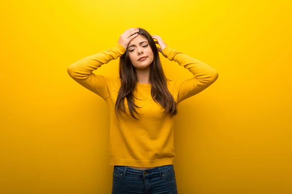 Teenager Mädchen Auf Lebendigem Gelben Hintergrund Unglücklich Und Frustriert Mit — Stockfoto
