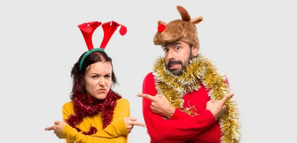 Paar Das Sich Für Die Weihnachtsfeiertage Herausgeputzt Hat Weist Auf — Stockfoto