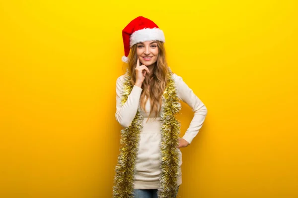 Viering Van Kerstvakantie Gele Achtergrond Glimlachen Kijken Naar Voorkant Met — Stockfoto