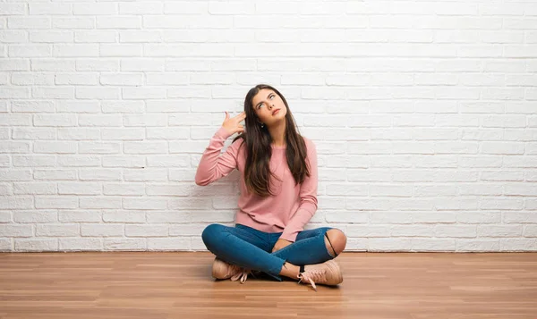 Έφηβο Κορίτσι Που Κάθεται Στο Πάτωμα Ένα Δωμάτιο Προβλήματα Αυτοκτονίας — Φωτογραφία Αρχείου