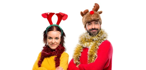 Casal Vestido Para Feriados Natal Mantendo Braços Cruzados Posição Lateral — Fotografia de Stock