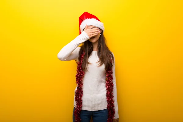 Adolescente Célébrant Noël Vacances Couvrant Les Yeux Par Les Mains — Photo