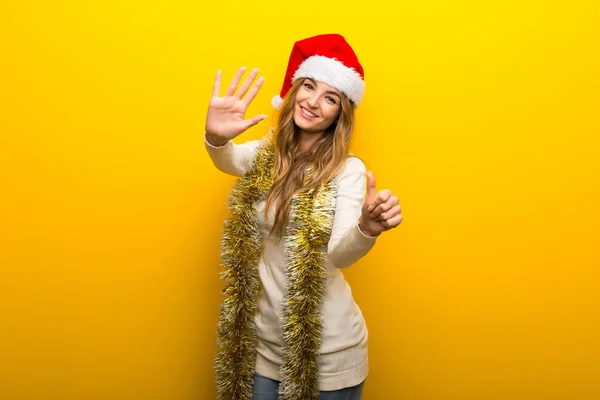 Menina Comemorando Feriados Natal Fundo Amarelo Contando Seis Com Dedos — Fotografia de Stock