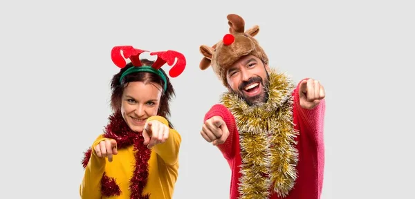 Casal Vestido Para Feriados Natal Aponta Dedo Para Você Enquanto — Fotografia de Stock