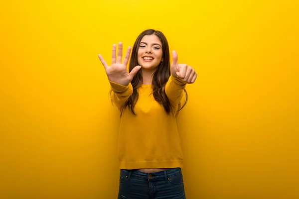 Adolescente Chica Vibrante Fondo Amarillo Contando Seis Con Los Dedos —  Fotos de Stock