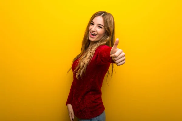 Chica Joven Sobre Fondo Amarillo Vibrante Dando Gesto Pulgares Hacia — Foto de Stock