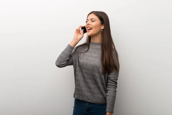 Подросток Изолированном Белом Backgorund Ведения Разговора Мобильным Телефоном — стоковое фото