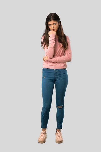 孤立した灰色の背景に疑問を持つピンクのシャツとティーンエイ ジャーの女の子の完全なボディ — ストック写真