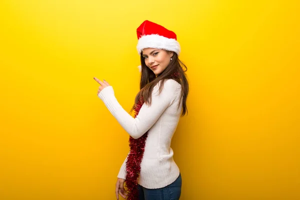 Adolescente Chica Celebrando Las Vacaciones Navidad Señalando Hacia Atrás Con —  Fotos de Stock