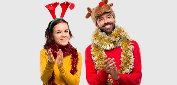 Casal Vestido Para Feriados Natal Aplaudindo Após Apresentação Uma Conferência — Fotografia de Stock