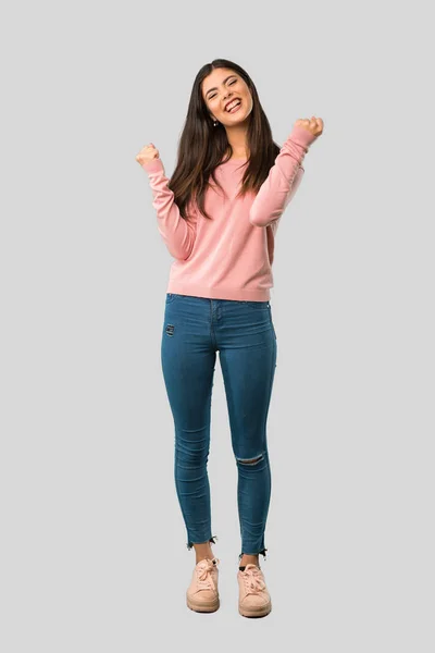 Ganzkörper Teenagermädchen Mit Rosa Hemd Feiert Einen Sieg Auf Isoliertem — Stockfoto