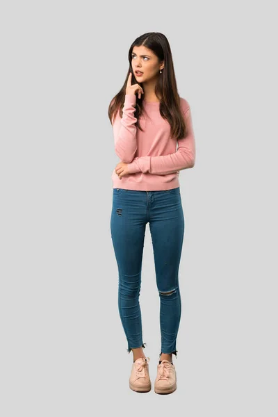 Ganzkörper Von Teenager Mädchen Mit Rosa Hemd Die Zweifel Haben — Stockfoto