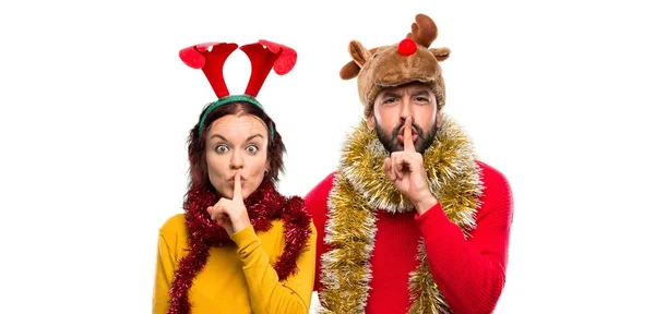 Paar Verkleidet Für Die Weihnachtsfeiertage Zeigt Ein Zeichen Der Stille — Stockfoto