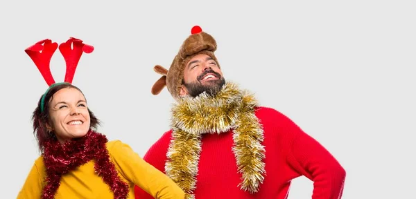 Paar Verkleidet Für Die Weihnachtsfeiertage Posiert Mit Armen Der Hüfte — Stockfoto