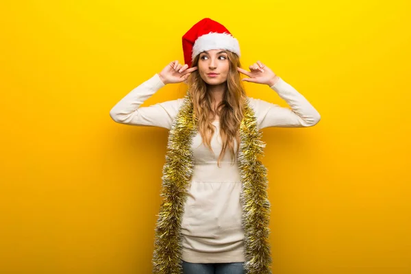 Chica Celebrando Las Fiestas Navidad Sobre Fondo Amarillo Cubriendo Ambas —  Fotos de Stock