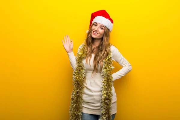 Ragazza Che Celebra Vacanze Natale Sfondo Giallo Salutando Con Mano — Foto Stock