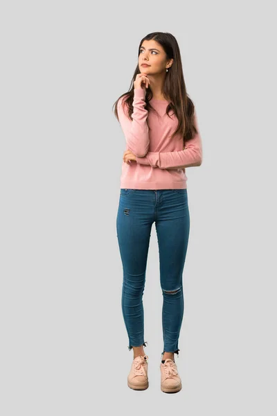 Celotělový Dospívající Dívky Růžové Tričko Hledá Stranu Rukou Bradě Izolované — Stock fotografie