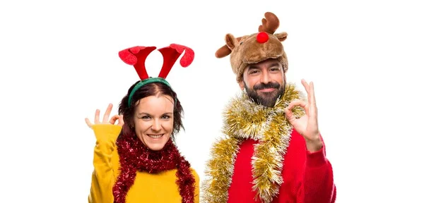 Paar Verkleidet Für Die Weihnachtsfeiertage Zeigt Ein Zeichen Mit Fingern — Stockfoto