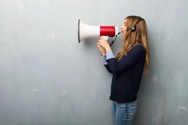 Telemarketeer Vrouw Schreeuwen Door Een Megafoon Kondigen Iets Zijligging — Stockfoto