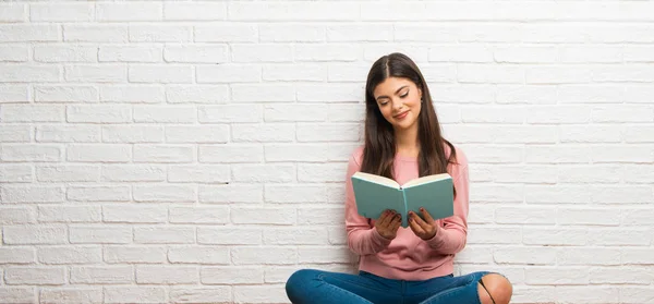 Дівчина Підліток Сидить Підлозі Кімнаті Тримає Книгу Насолоджується Читанням — стокове фото