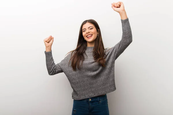 Chica Adolescente Backgorund Blanco Aislado Celebrando Una Victoria Posición Ganadora —  Fotos de Stock