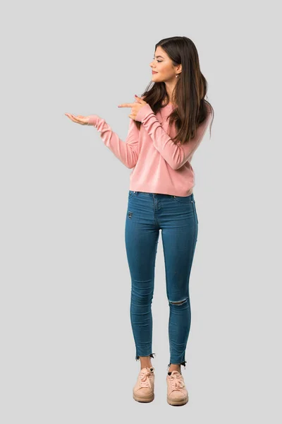 Full Body Teenager Girl Pink Shirt Holding Copyspace Imaginary Palm — Stock Photo, Image