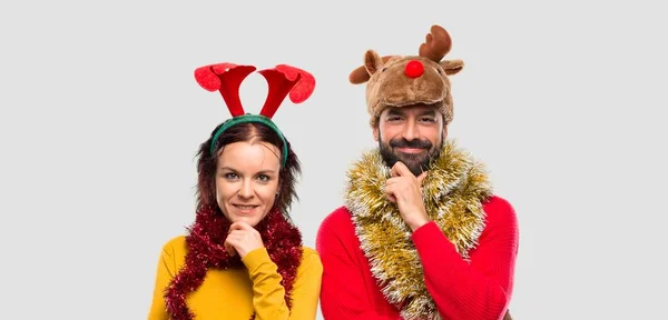 Pár Oblečená Pro Vánoční Svátky Usmívající Při Pohledu Frontu Jistotu — Stock fotografie
