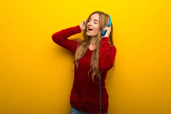 Młoda Dziewczyna Żywe Żółtym Tle Słuchanie Muzyki Przez Słuchawki — Zdjęcie stockowe