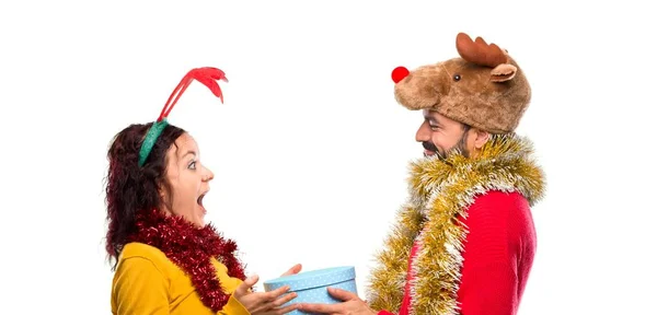 Couple Dressed Christmas Holidays Holding Present Isolated Background — Stock Photo, Image