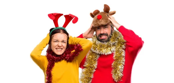Paar Verkleidet Für Die Weihnachtsfeiertage Nimmt Hände Auf Den Kopf — Stockfoto