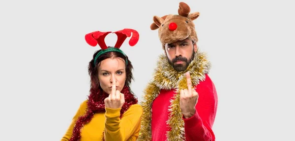 Pár Oblečená Pro Vánoční Svátky Roh Gesto Negativní Výraz Izolované — Stock fotografie